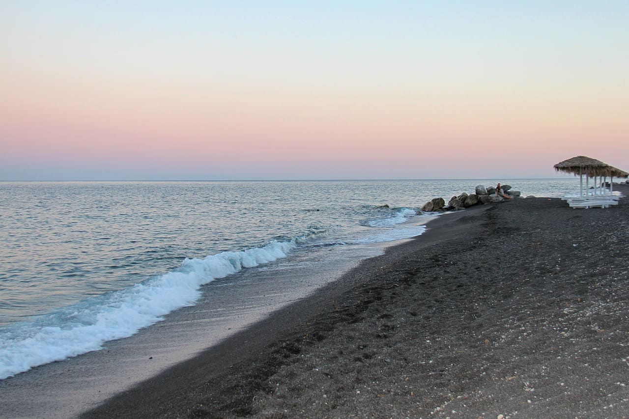 Las playas inigualables de Santorini: Un paraíso costero