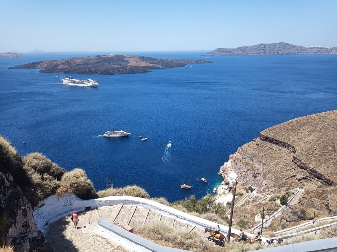 Explora Santorini a pie descendiendo por la escalera de 500 escalones